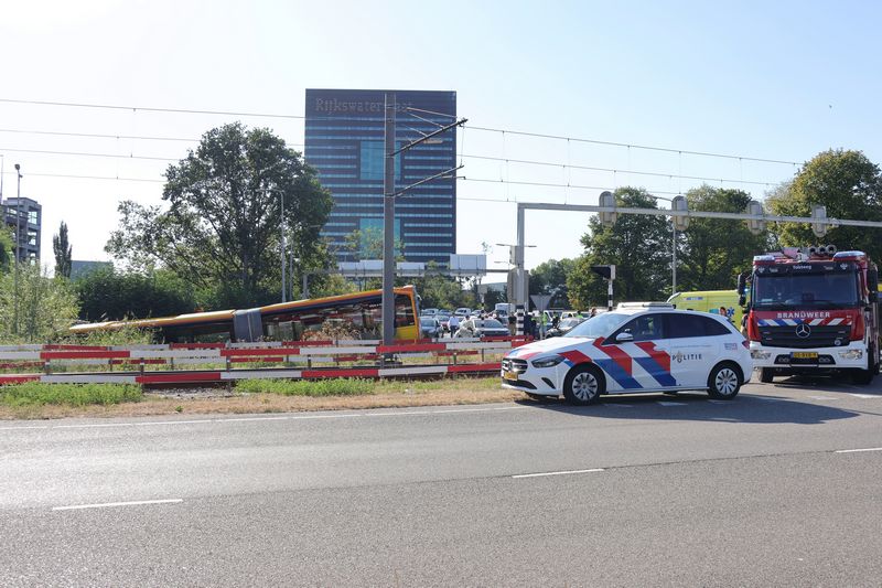 Drie gewonden na ernstige botsing tussen lijnbus en tram in Utrecht